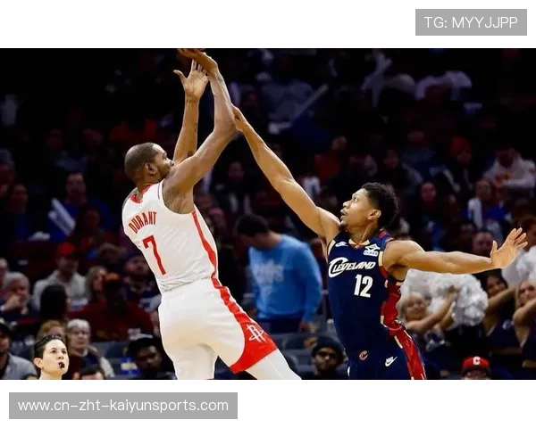 开拓者前场板强冲，二次进攻得分